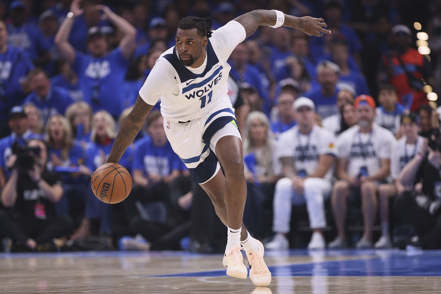 盛世棋牌-初露獠牙！里德正面突破双手暴扣 随后麦克丹尼尔斯反击空接再扣